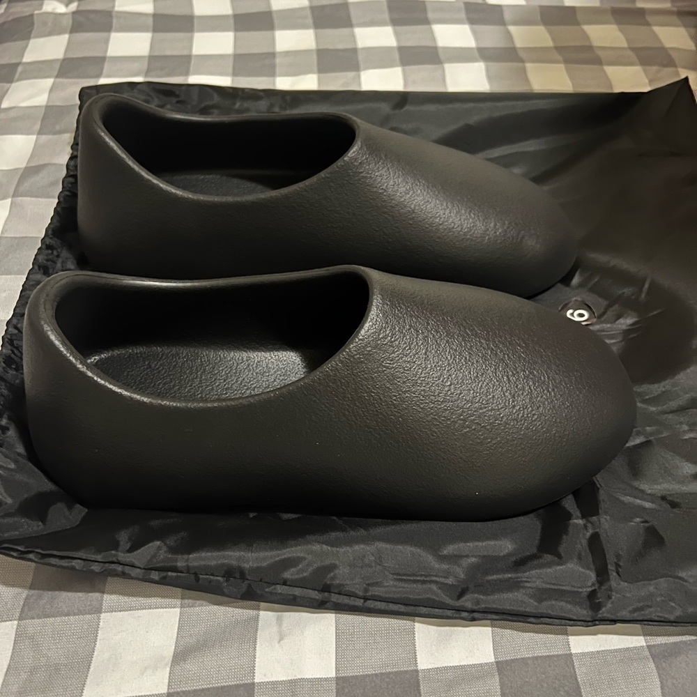 Yeezy Black Slip on Sneakers - Picture 3 of 3